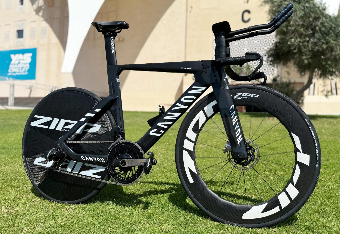 The SRAM Red groupset sat aboard Canyon’s Speedmax, a time trial bike the German brand describes as an “aerodynamic masterpiece”. It’s hard to argue with that when looking at the bike.