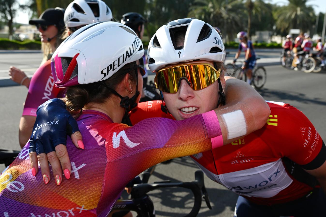 Lorena Wiebes hugs her teammate after winning stage 2