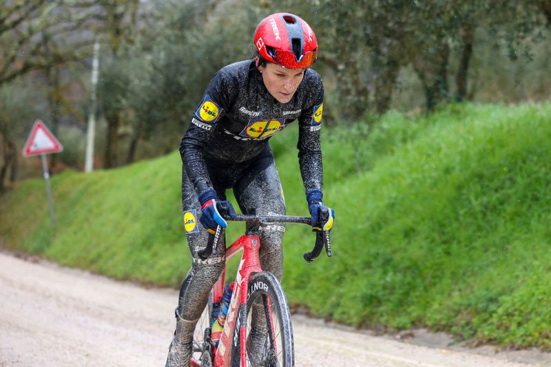 Lizzie Deignan: There are no gifts in Strade Bianche | GCN