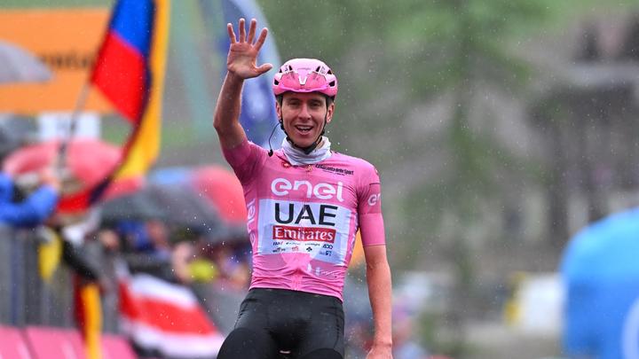 Tadej Pogačar holds up five digits - one for every stage win at this Giro d'Italia