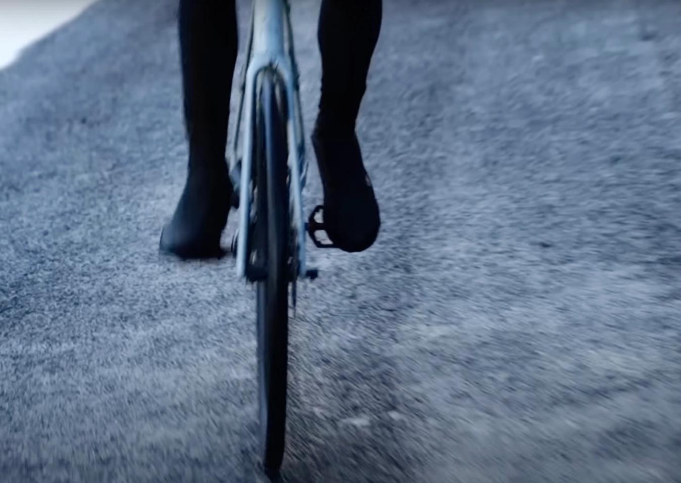 Flat pedals do not hold your feet in a fixed position meaning you can find yourself riding asymmetrically 