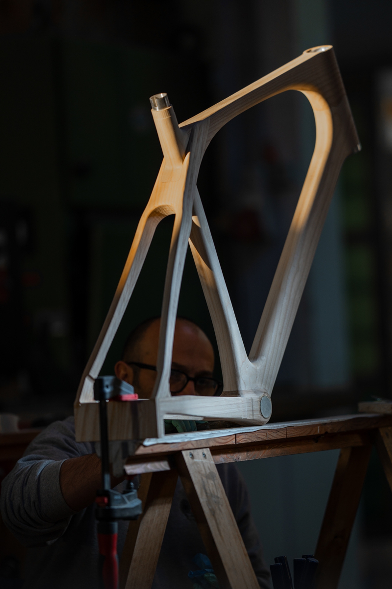 The frame is made from glued wooden parts, with aluminium hardware