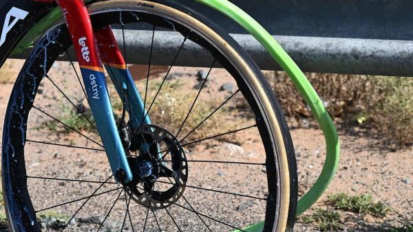 A crash at the UAE Tour this February has spurred on a broad discussion of hookless rims for road cycling in the cycling world 