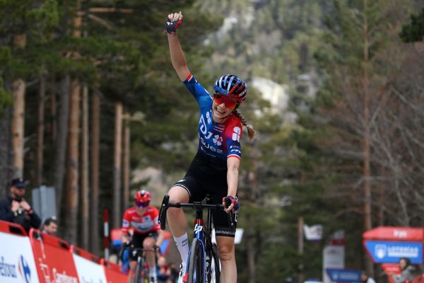 Évita Muzic beats Demi Vollering to summit finish on stage 6 of the Vuelta Femenina