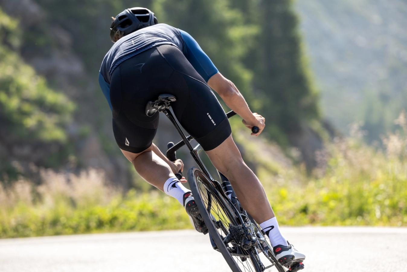 In both the Dogma F and F9 garments carbon fibre has been used in the construction to help with heat management
