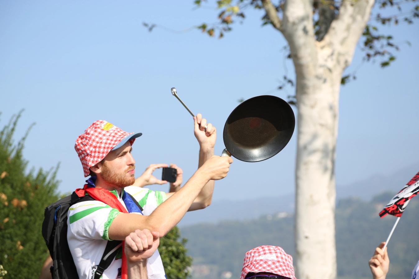 Not far from La Boccola, the Ultras regrouped for another opportunity to practise their melodies ahead of the race. Out came the pots and pans to orchestrate the choir