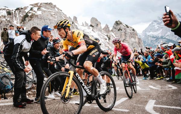 Primož Roglič leading Geraint Thomas on the slopes of Tre Cime during stage 19 of the Giro