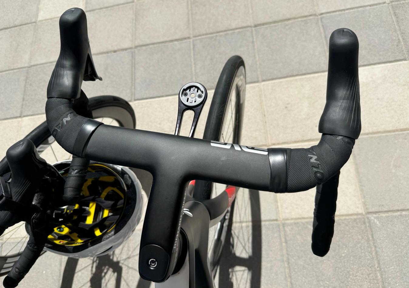 This one-piece handlebar was designed for UAE Team Emirates