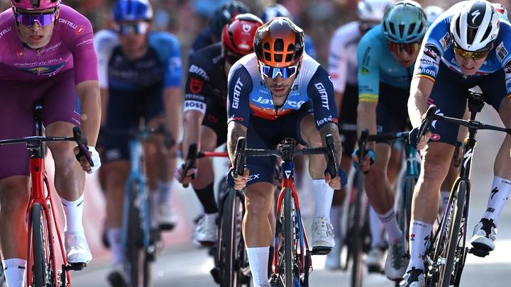 Caleb Ewan sprinting on stage 5 of the Giro d'Italia