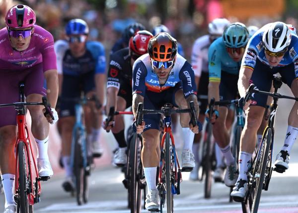 Caleb Ewan sprinting on stage 5 of the Giro d'Italia
