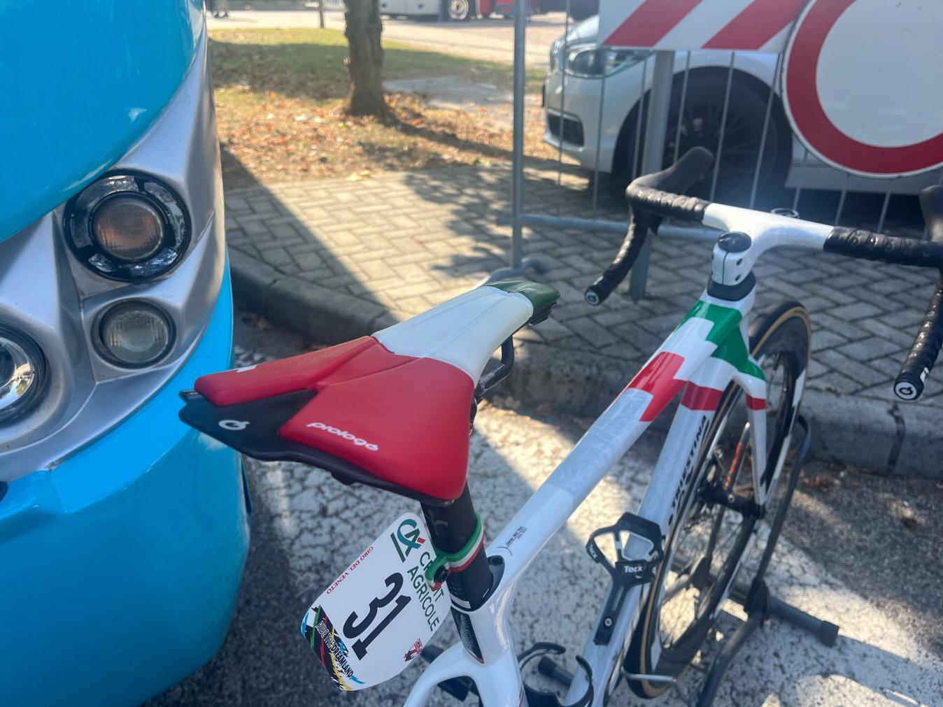 Simone Velasco's race bike has an Italian-themed Prologo Scratch M5 saddle