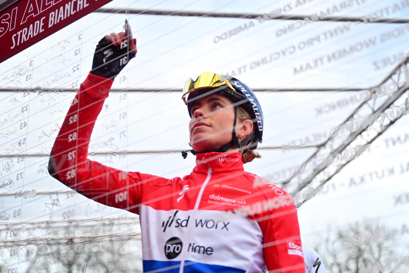 Demi Vollering signs in at the start of Strade Bianche 2024
