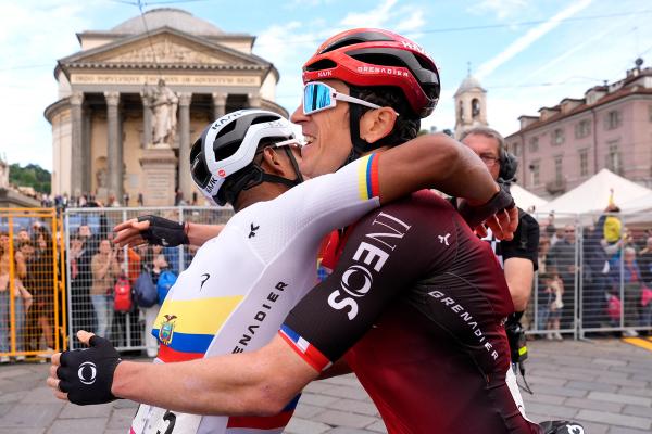 Geraint Thomas embraces Jhonatan Narváez after the Ecuadorian's win on the opening day