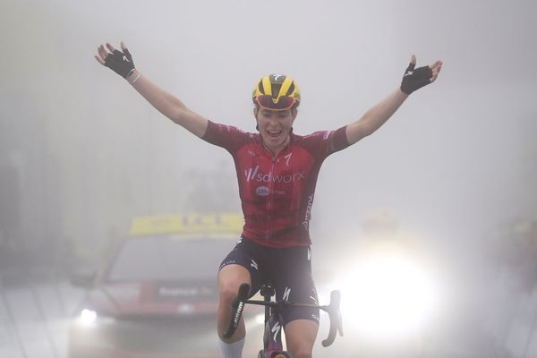 Demi Vollering wins stage 7 of the Tour de France Femmes