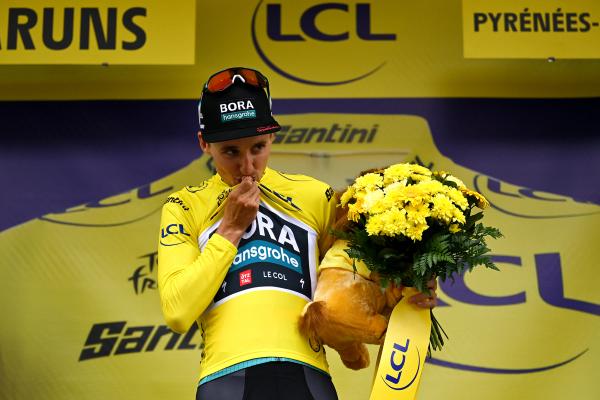 Jai Hindley: “It’s really incredible [to pull on the yellow jersey] and I really have no words!” 