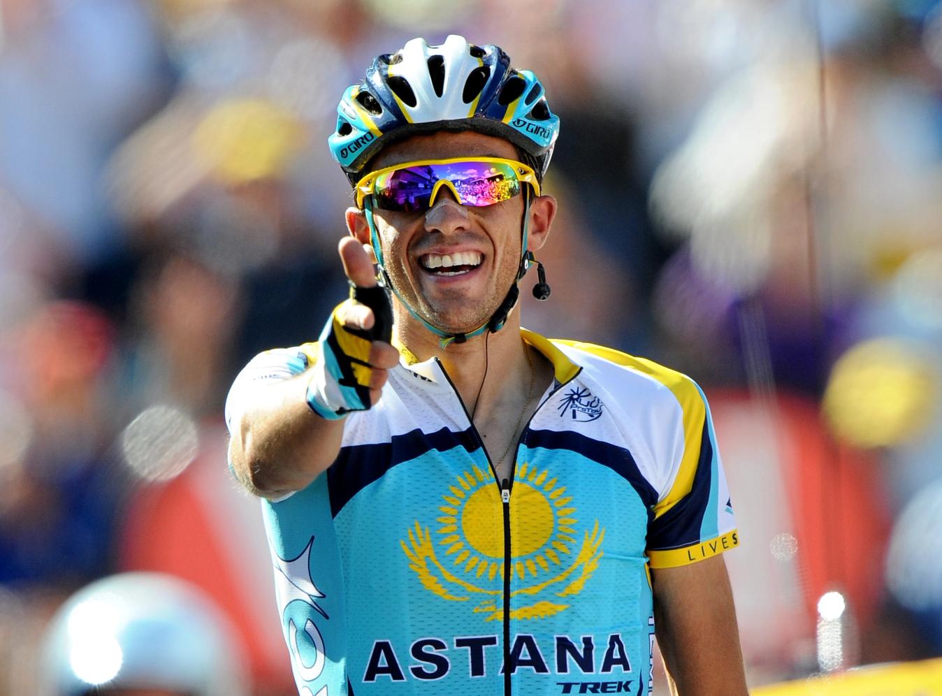 Alberto Contador celebrates with his signature salute