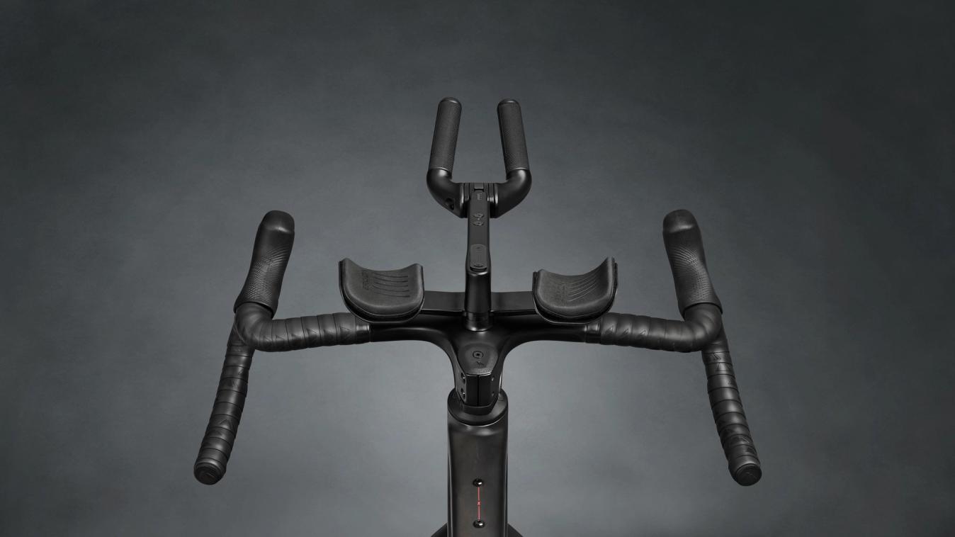 The CP0039 cockpit allows for seamless integration with a range of mounts including aero bar extensions