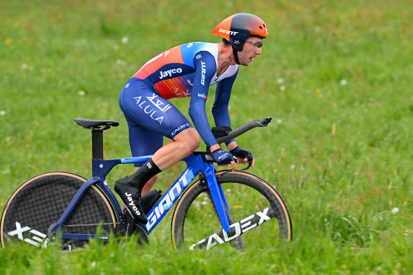 For comparison, Simon Yates rides the old Trinity TT bike in the same time trial