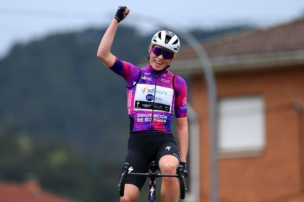 Demi Vollering in the leader's jersey at the Vuelta a Burgos Feminas