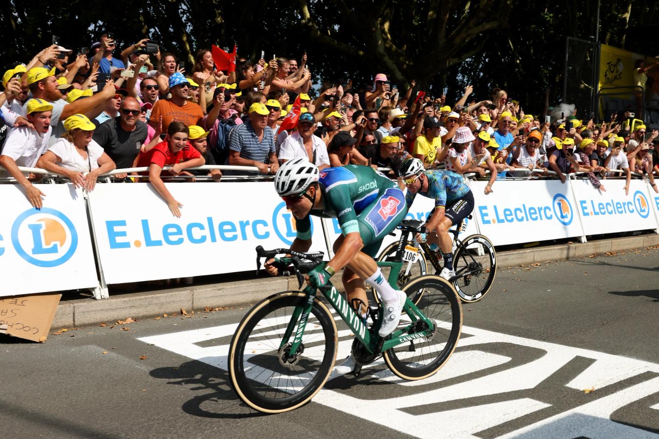 Mark Cavendish looked set to win stage 7 of this year's Tour de France, before a mechanical opened the door for Jasper Philipsen