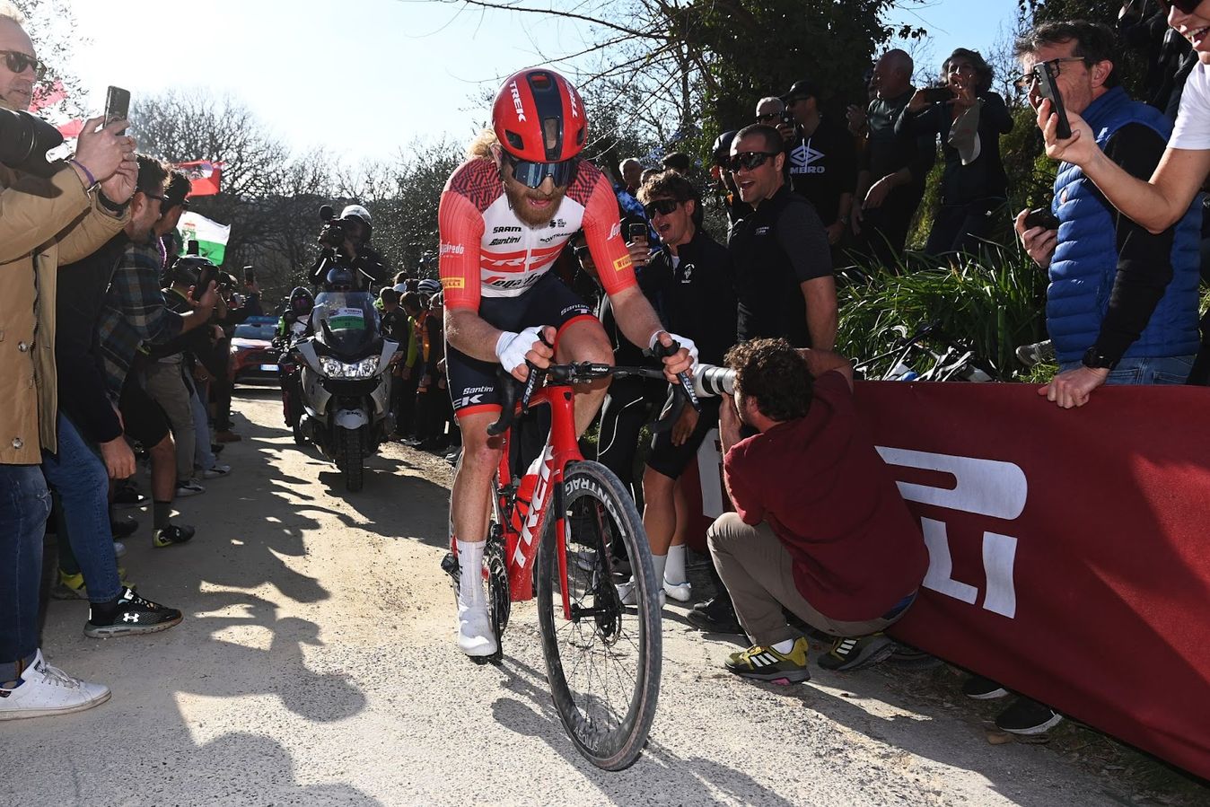 Quinn Simmons climbing up Le Tolfe at the 2023 Strade Bianche