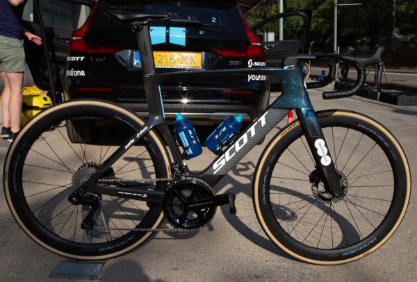 Romain Bardet's sparkle-adorned Scott Foil RC set-up for the Vuelta a España