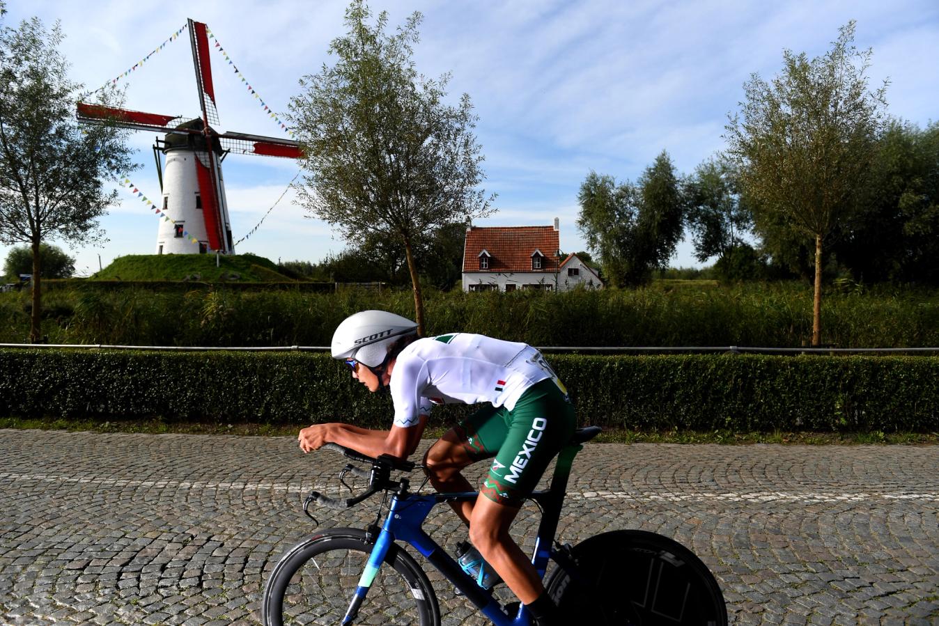 Isaac Del Toro racing the junior time trial at the 2021 World Championships