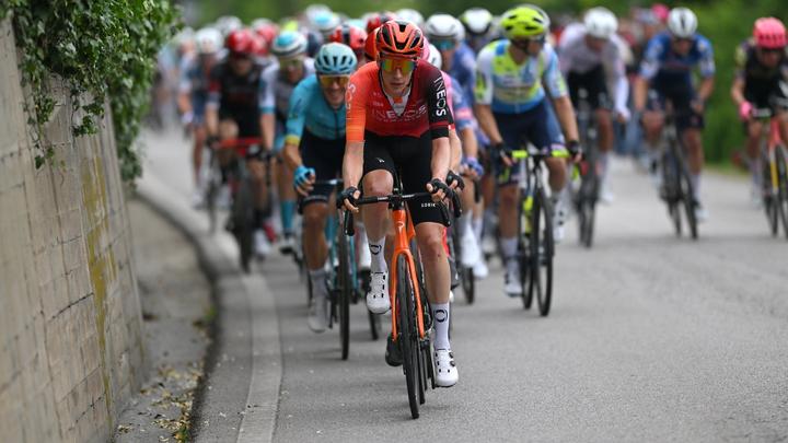 Thymen Arensman had a frantic chase back to the peloton after a late mechanical