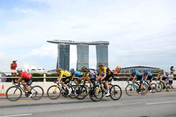 The peloton races along at the 2022 Tour de France Prudential Singapore Criterium