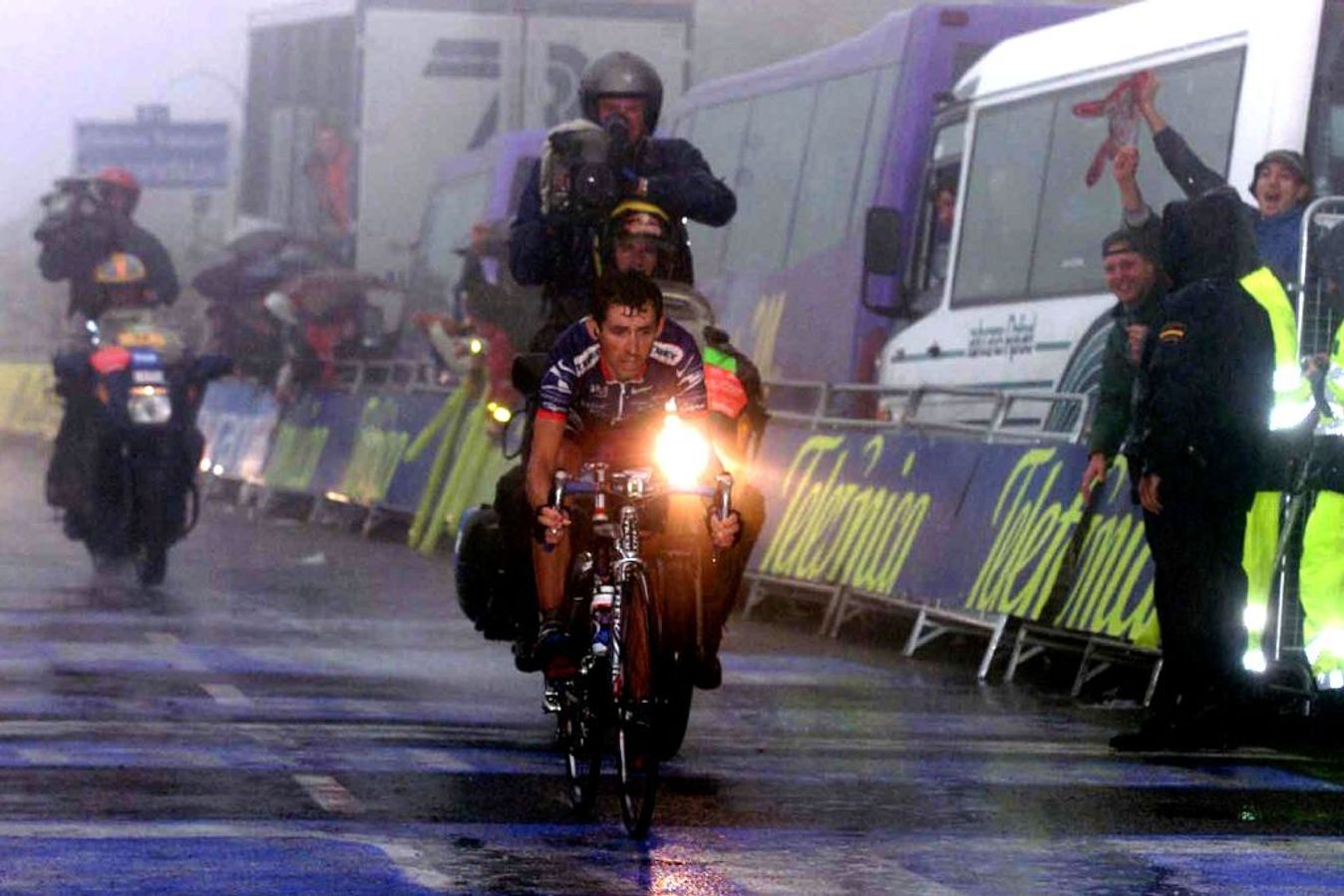 Roberto Heras finishes in the gloom