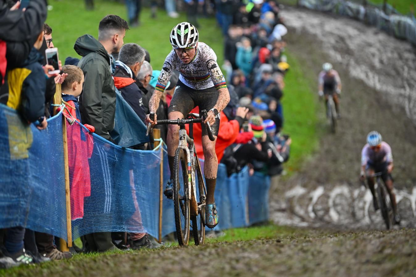 It was on the climbs that Fem van Empel used her power to her advantage and left Ceylin del Carmen Alvarado in her wake