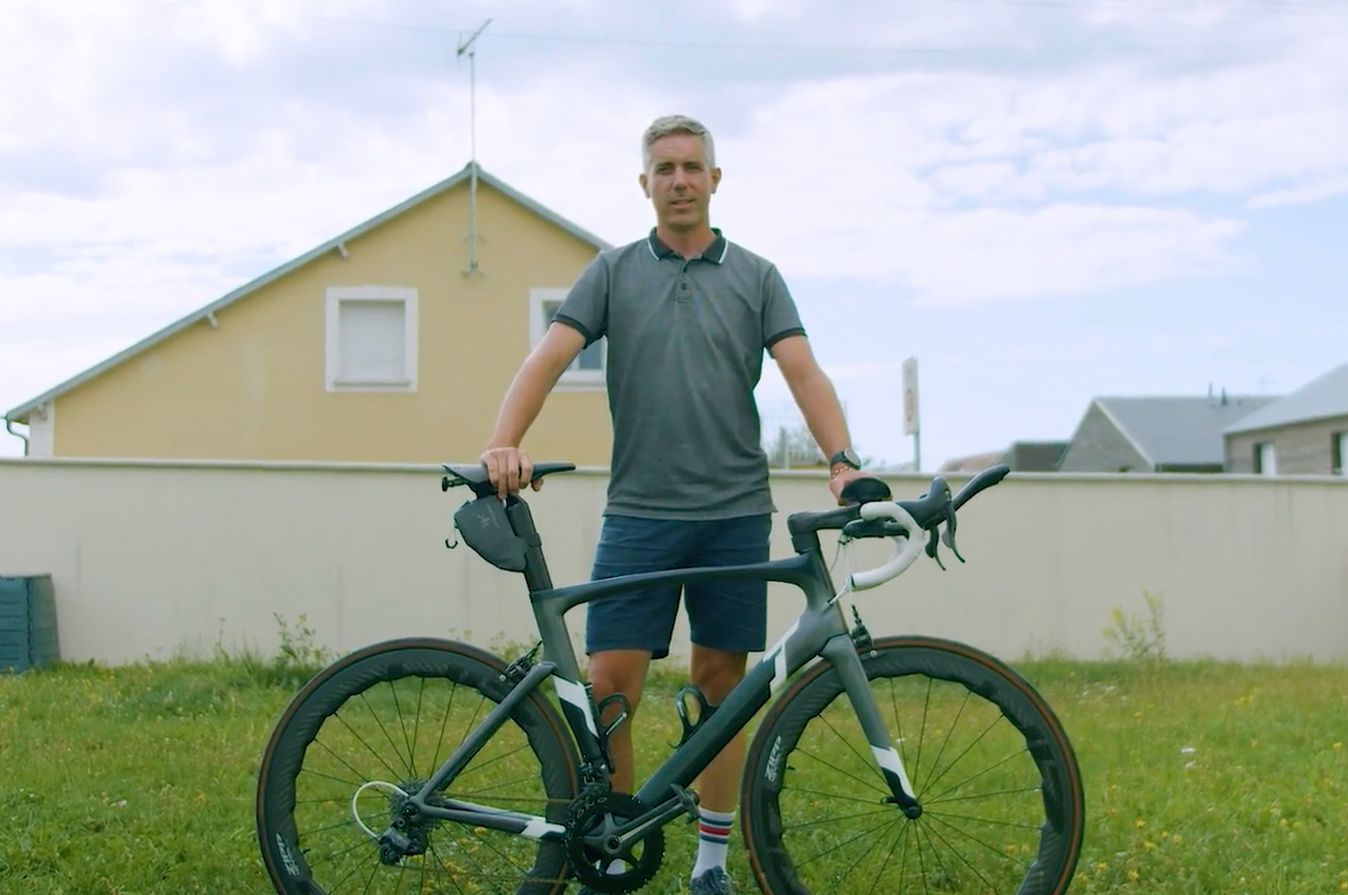 Loïc Lamouller with his bike, ready to break the record