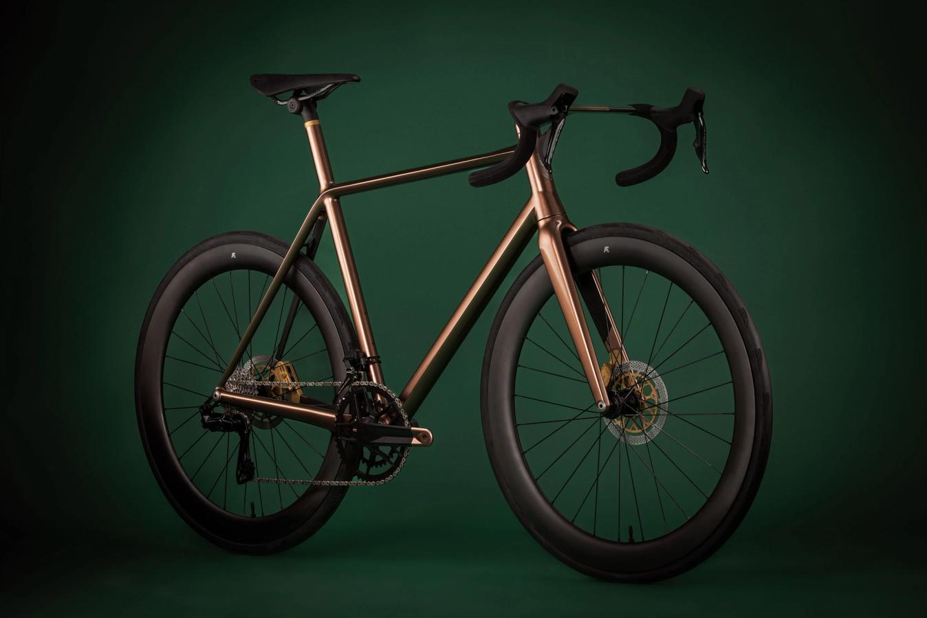 The bike is manufactured using a 3D printed titanium lugs and bonded carbon fibre tubes