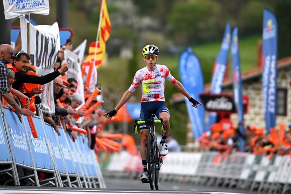 Louis Meintjes wins from the breakaway on a crash-marred stage 4