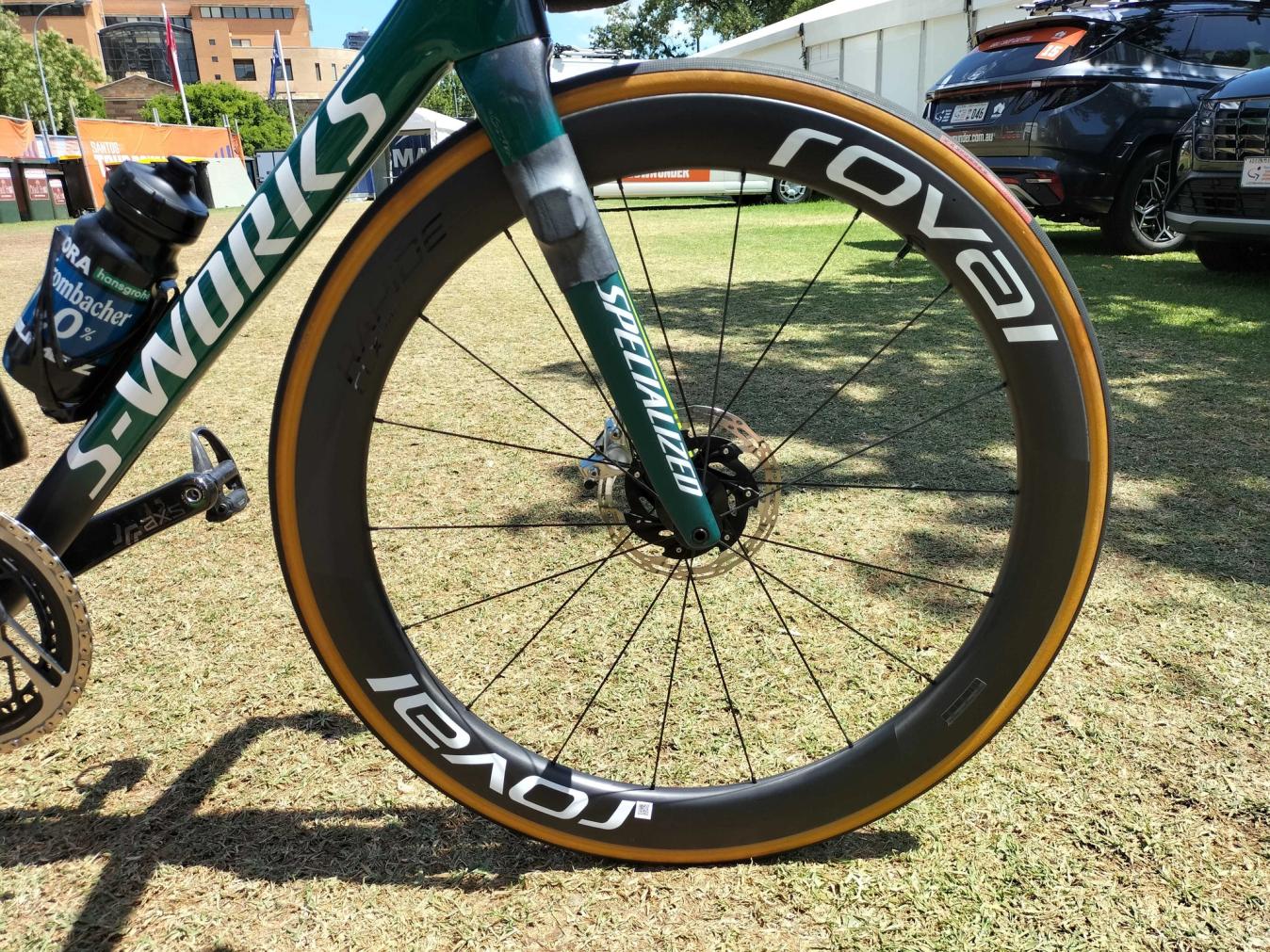 The Roval wheelset combines a 51mm front wheel with a 60mm rear