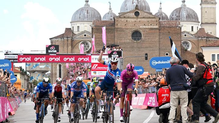 Tim Merlier celebrates victory on stage 18 of the Giro d'Italia