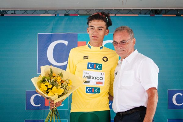 Isaac del Toro in the yellow jersey as winner of the 2023 Tour de l'Avenir