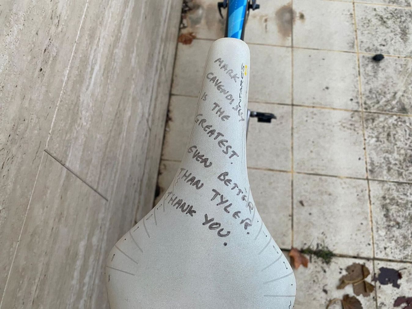 On top of the saddle is a handwritten note from Mark Cavendish himself