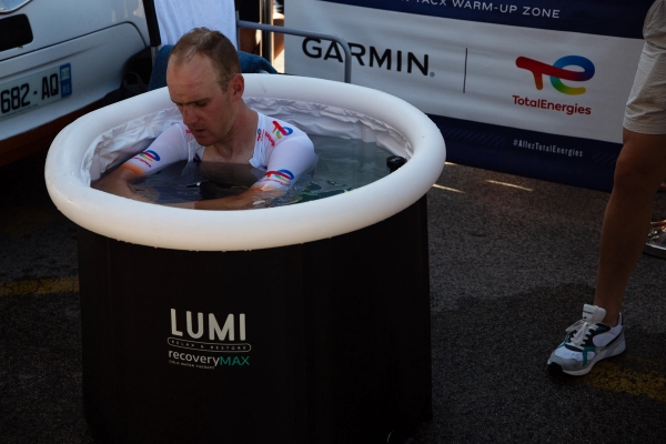 Dries Van Gestel takes an ice bath after stage 4