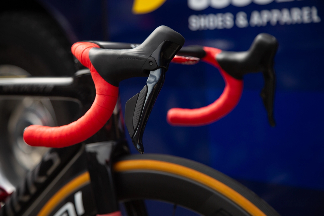 The red bar tape stands out against the black colourway