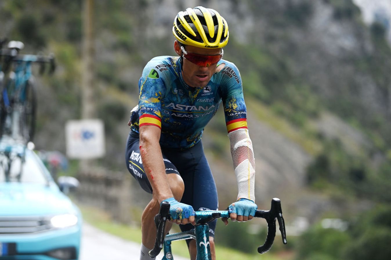 Luis León Sánchez bandaged up at his final race, the 2023 Vuelta a España