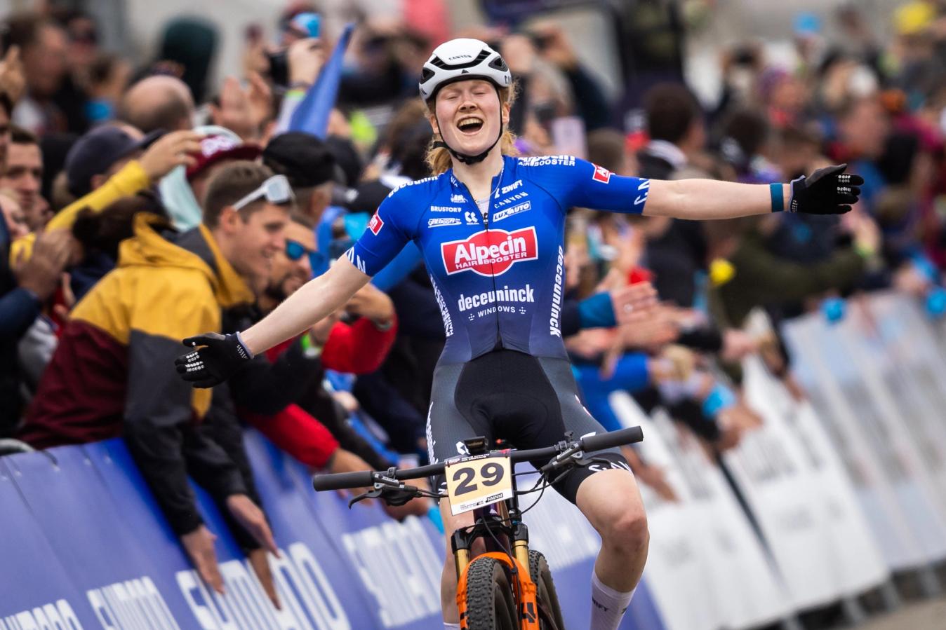 Puck Pieterse crosses the line to take victory in her first-ever elite XCO World Cup race.