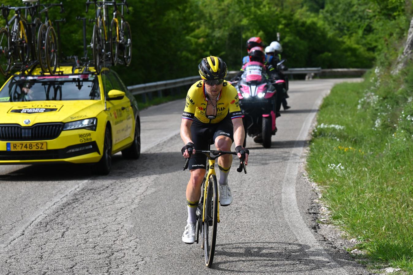 Jan Tratnik went on the move on stage 10, but was ultimately caught and past by Romain Bardet and stage winner Valentin Paret-Peintre