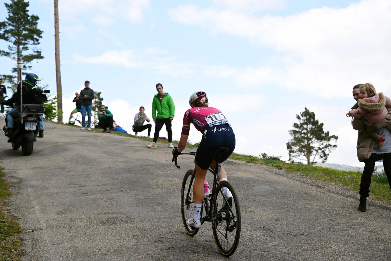 Demi Vollering climbed to a solo victory atop the Lagunas de Neila in the Vuelta a Burgos. 