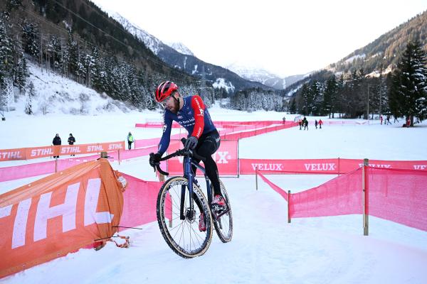 Conditions improved from the women's race with leader Nieuwenhuis able to ride almost the entire race