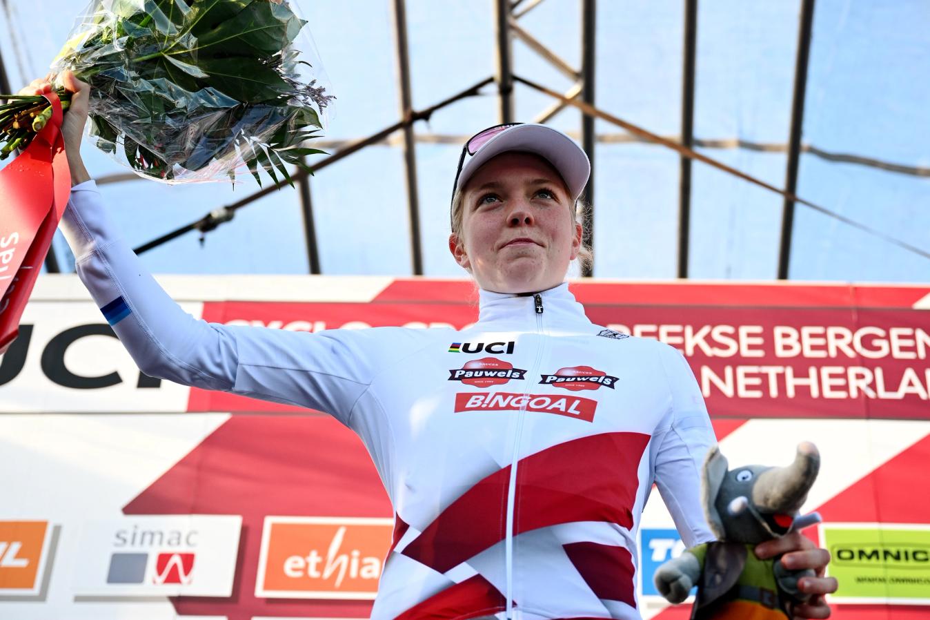 A white and red jersey is worn by the leader of the UCI CX World Cup, the most prestigious ‘cross series of the lot