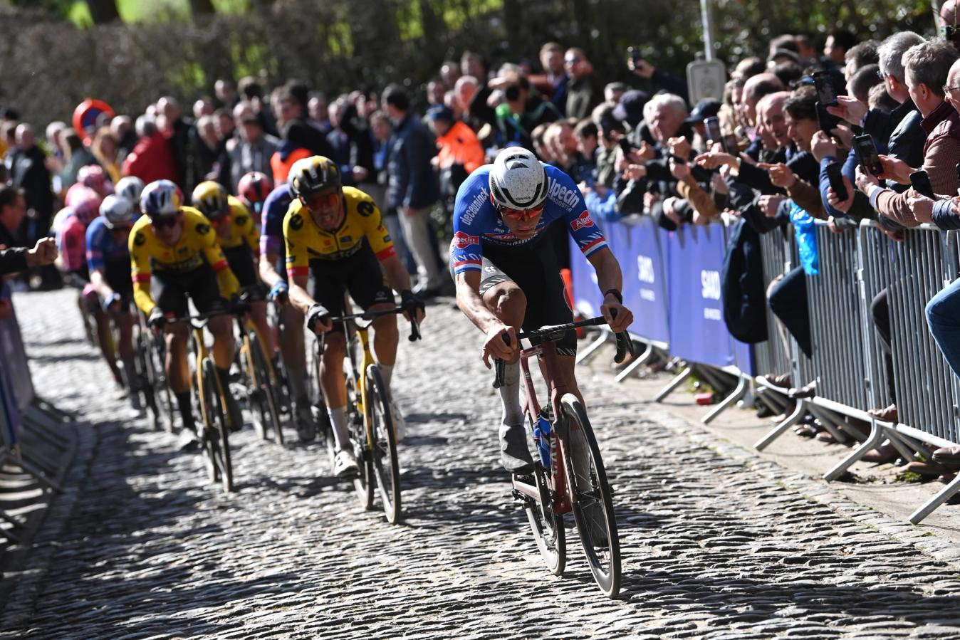 This race features many of the same brutal hellingen that also feature at the Tour of Flanders