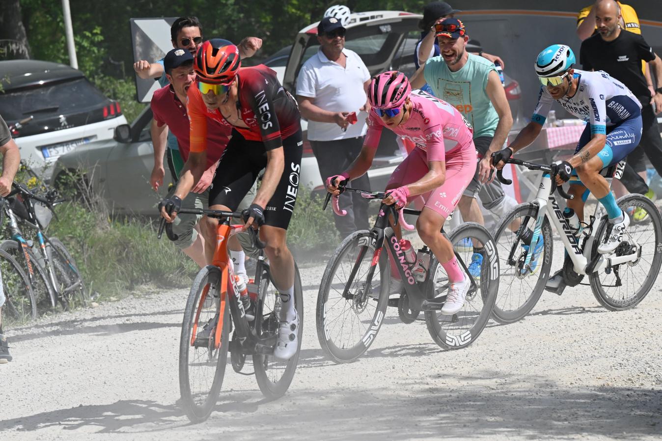 Thymen Arensman (Ineos Grenadiers) looks to have recovered from his early time losses, leading maglia rosa Tadej Pogačar (UAE Team Emirates) on stage 6