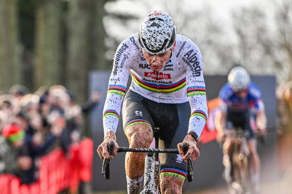 Mathieu van der Poel continued his unbeaten record with a win in Hulst