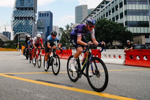 Chris Froome was part of the Legends team at the Tour de France Prudential Singapore Criterium, and pleased the spectators with an early move into the breakaway 